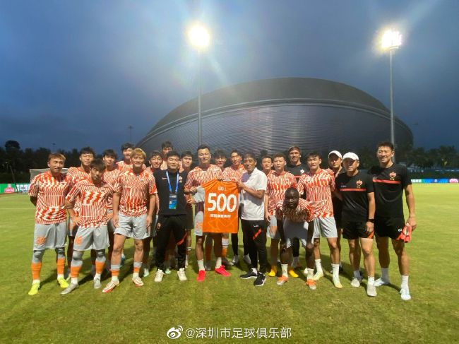 而一旦开始和导演、演员聊戏，他就立刻变了一种状态，能和他们合作是我的幸运